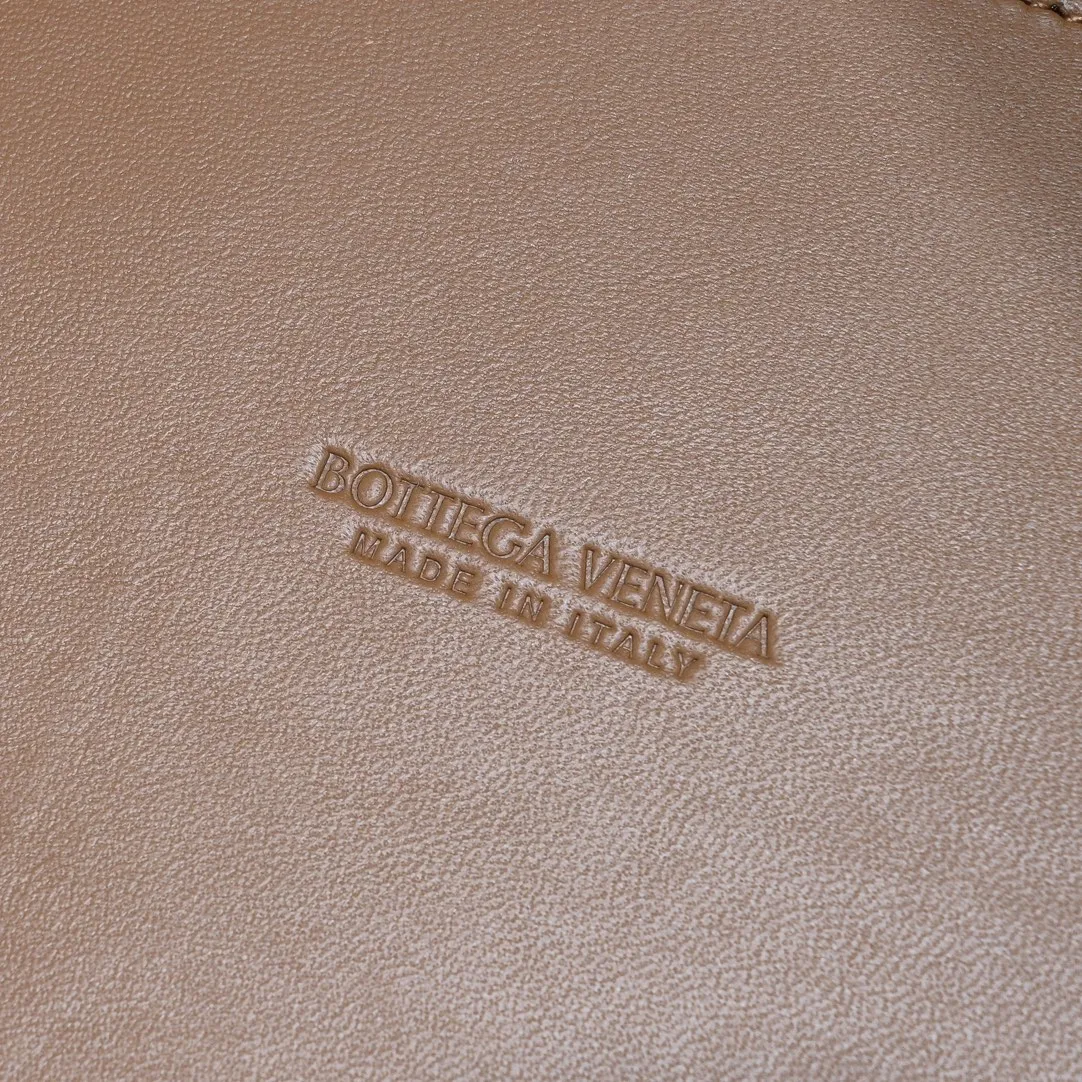 Batch 2600 BottegaVeneta What can be packed in the new bowling bag? Have you got the new bowling bag? Super large capacity ~ The key is low-key, simple and casual style ~ the fashion sense is not reduced at all. It combines BV's classic woven elements and can also be used for computers. The length of the shoulder straps can be adjusted. It is suitable for tall girls to carry. Boys also have a sunny back☀️ Style number: 7466# Size: 28*21*16
